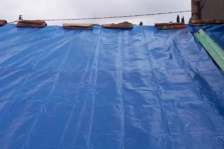Installation urgente de bâche de protection toiture