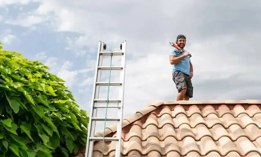 Couvreur LJ Couverture intervenant sur une toiture à Toulon