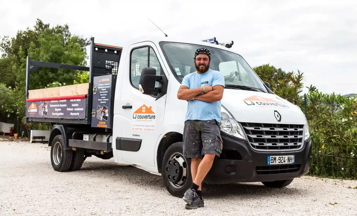 Jessy Lafleur, artisan couvreur LJ Couverture devant son camion dans le Var