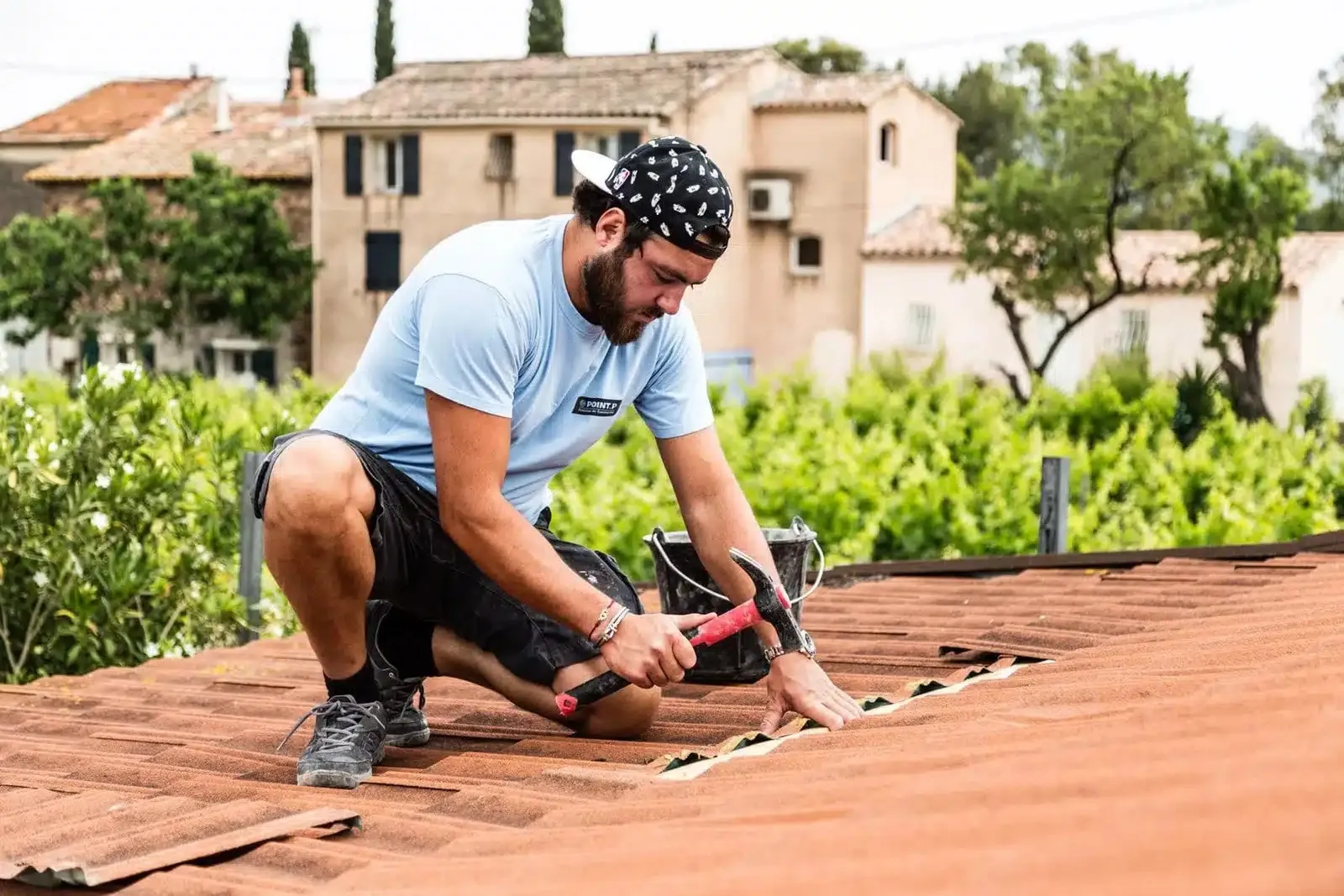 Jessy Lafleur, artisan couvreur LJ Couverture, en train de poser des tuiles dans le Var