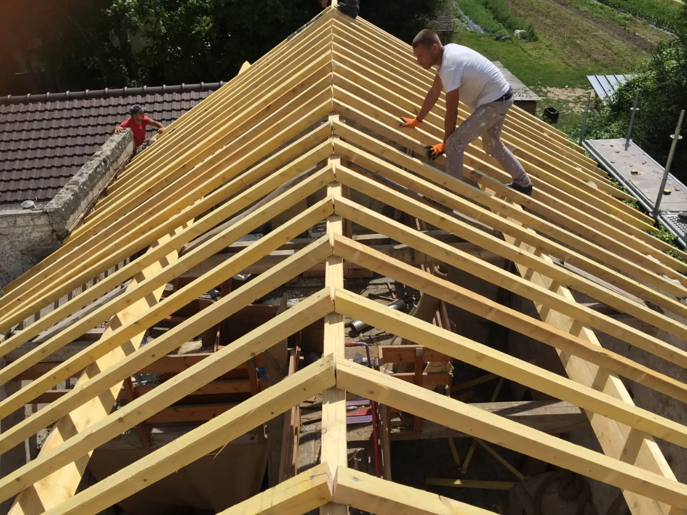 Charpente mise à nue lors d'une rénovation complète de toiture