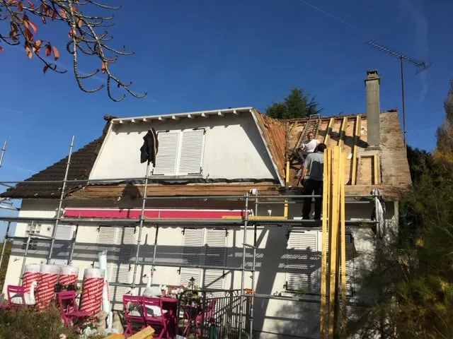 Couvreur LJ Couverture intervenant sur une toiture à Ollioules