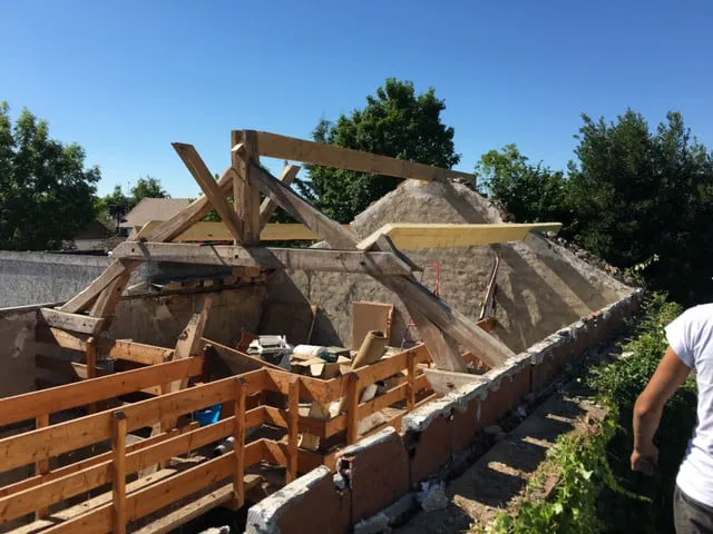 Rénovation de toiture en cours à La Londe-les-Maures