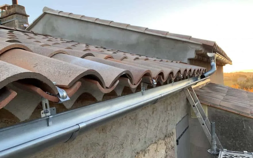 Gouttières et tuiles canal à Sanary