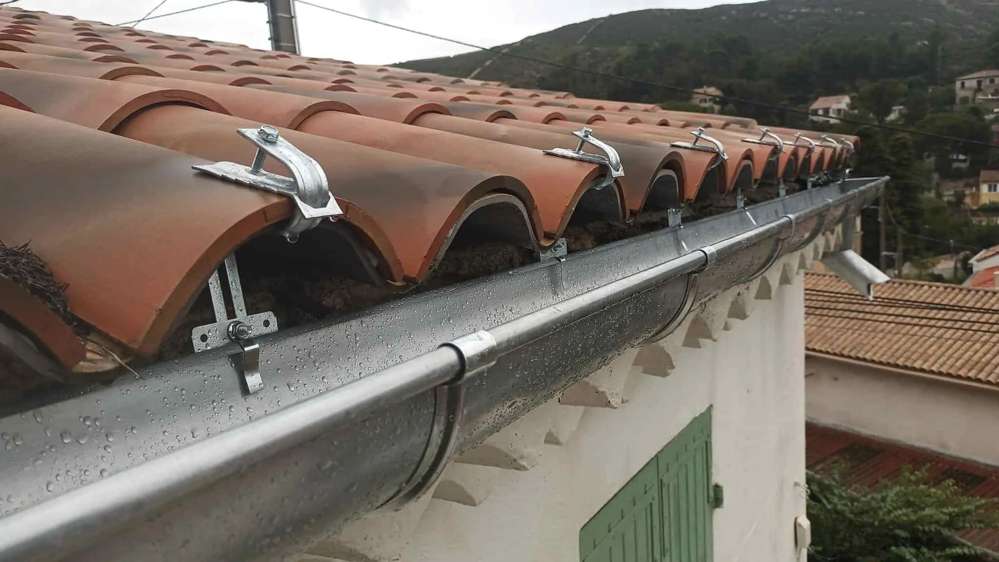 Pose de gouttières zinc à Toulon