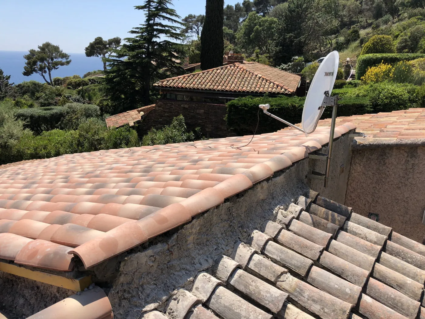 Toiture rénovée avec vue sur le paysage varois