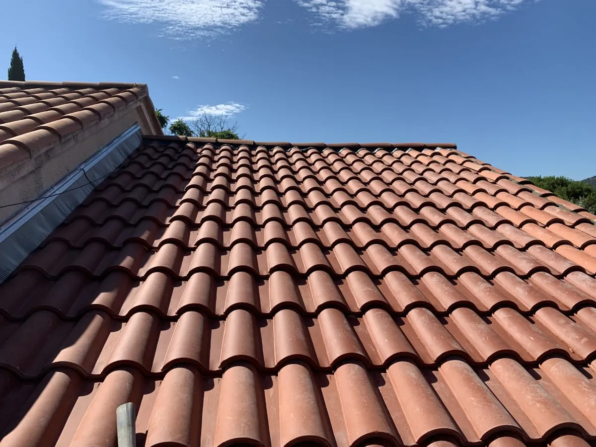 Toiture en tuiles canal rénovée dans le Var