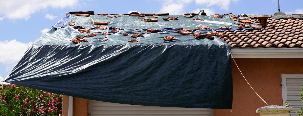 Bâchage d'urgence réalisé sur un toit endommagé pour une mise hors d'eau à Toulon.