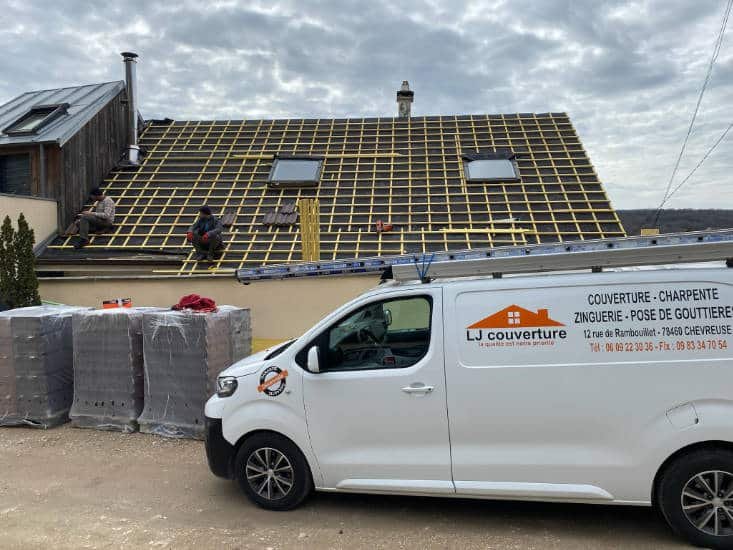 L'équipe d'artisans couvreurs de LJ Couverture à Toulon, experts en travaux de toiture.