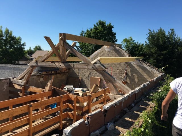 toiture en cours de rénovation dans le var artisan couvreur