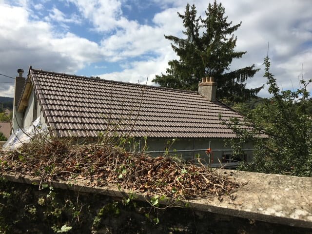 toiture rénovée vue sur la toiture couvreur 83 fj couverture